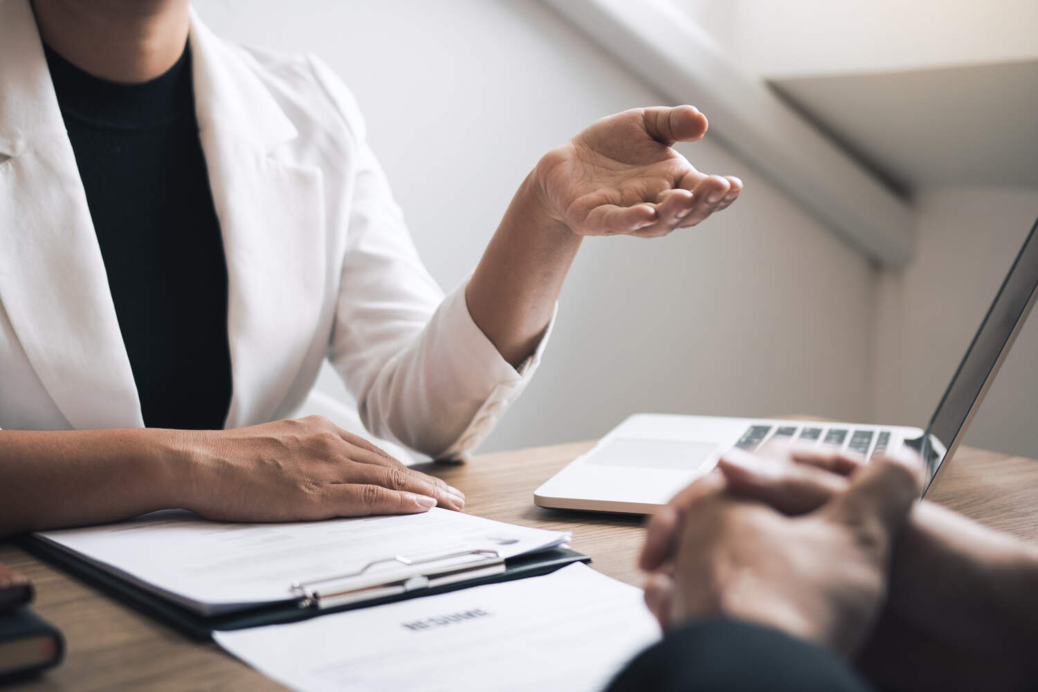 Entretien d'embauche avec un homme et une femme